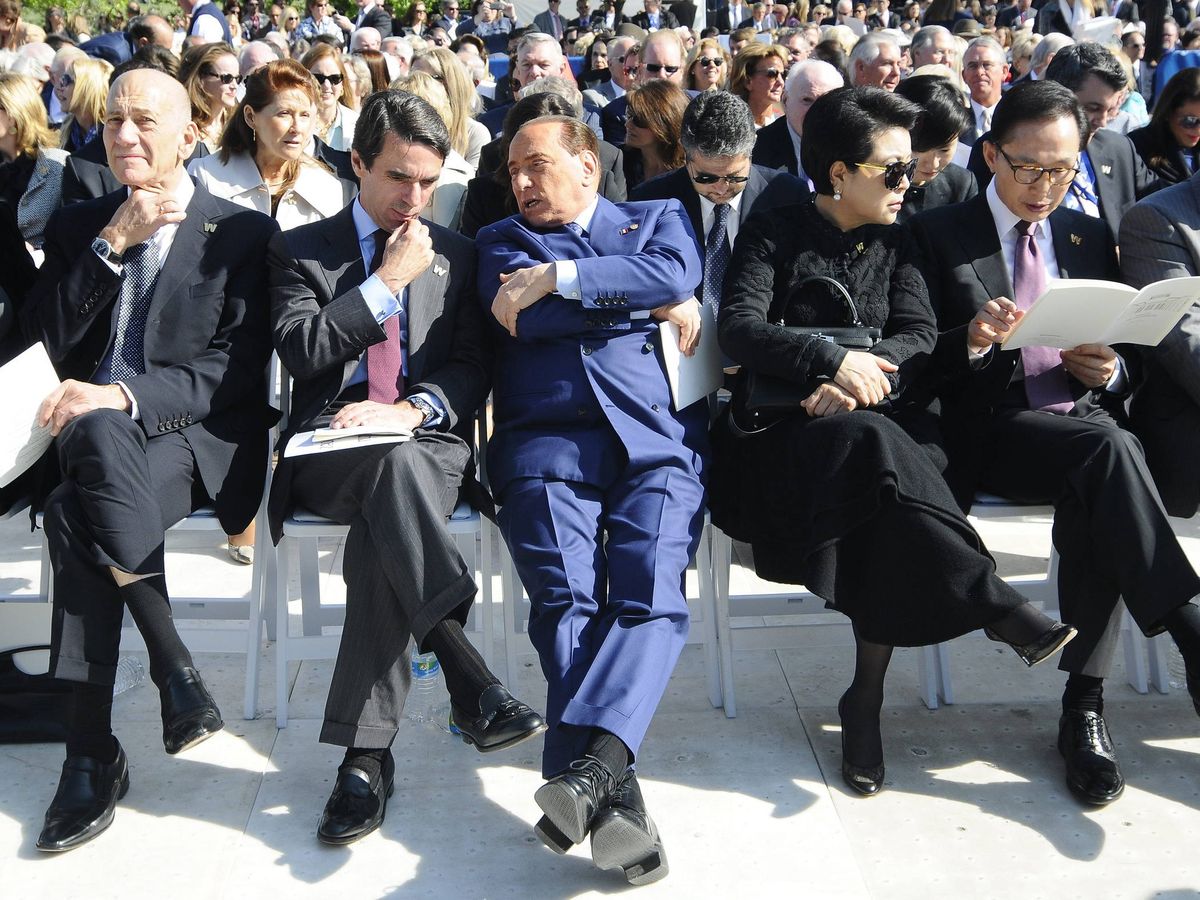 Foto: Berlusconi y Aznar mantuvieron una estrecha relación en su etapa política. (EFE/Ralph Lauer)