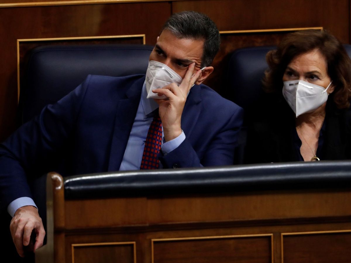Foto: El presidente del Gobierno, Pedro Sánchez, y la vicepresidenta primera, Carmen Calvo, el pasado miércoles en el Congreso de los Diputados. (EFE)