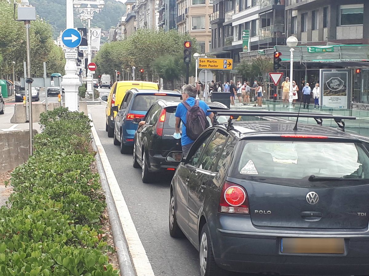Foto: Coches parados en el semáforo de la controvertida intersección de San Sebastián, con la señal de girar a la derecha en una farola en la vía izquierda y otra de prohibido circular un poco más adelante. (J. M. A.)