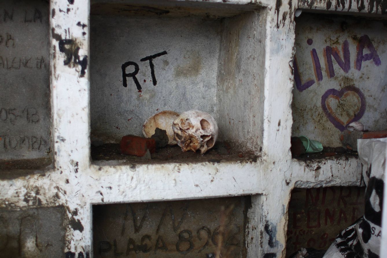 Cementerio de Tumaco. Hay tantos muertos que enterrar que los restos se acumulan en sacos para dejar espacio a los nuevos muertos (Ethel Bonet).