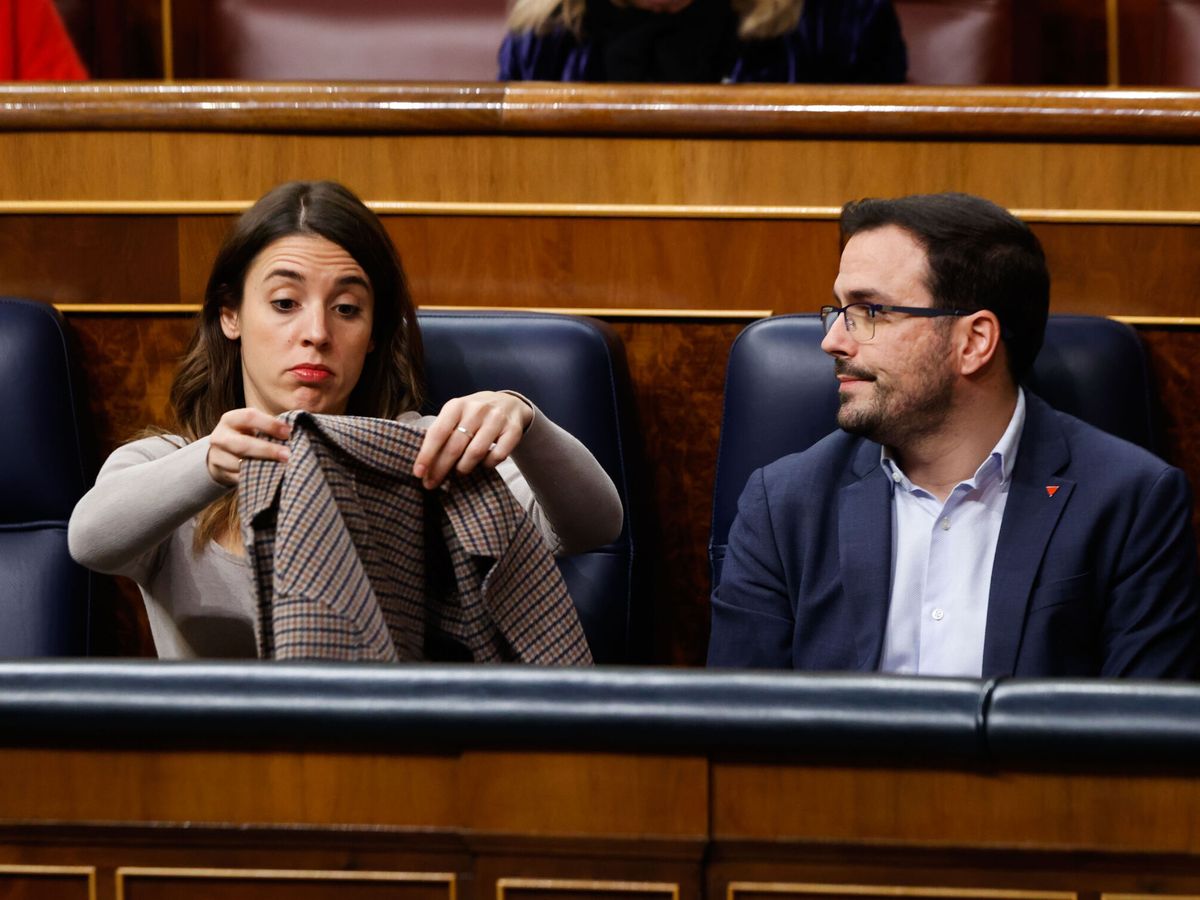 Foto: La ministra de Igualdad, Irene Montero (i), y el ministro de Consumo, Alberto Garzón (d), durante el pleno del Congreso celebrado el pasado jueves. (EFE/Javier Lizon)