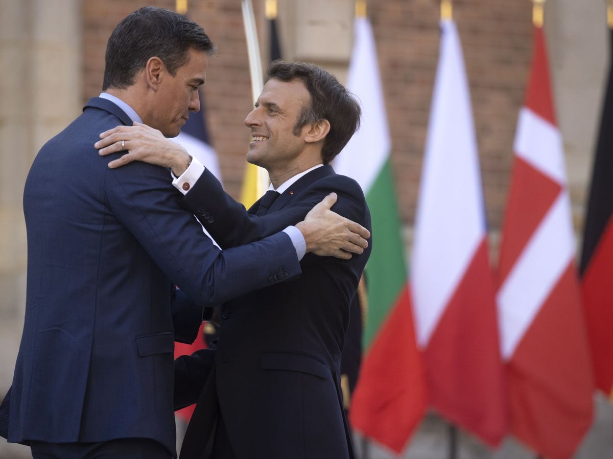 Foto: El presidente del Gobierno, Pedro Sánchez (i), saluda al presidente de Francia, Emmanuel Macron. (Ian Langsdon/EFE)
