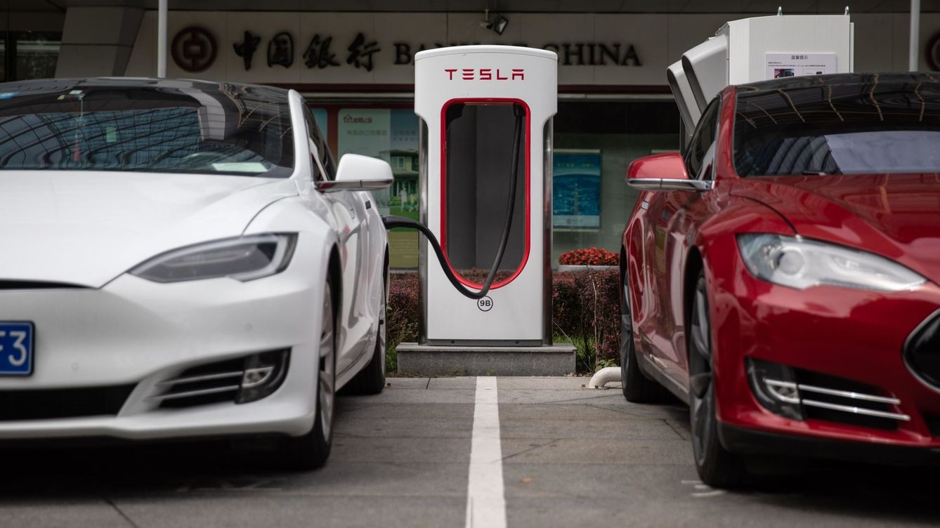 Foto: Coches eléctricos de la compañía estadounidense Tesla aparcados en una estación de carga en su sede de Pekín, China. (EFE/Roman Pilipey)