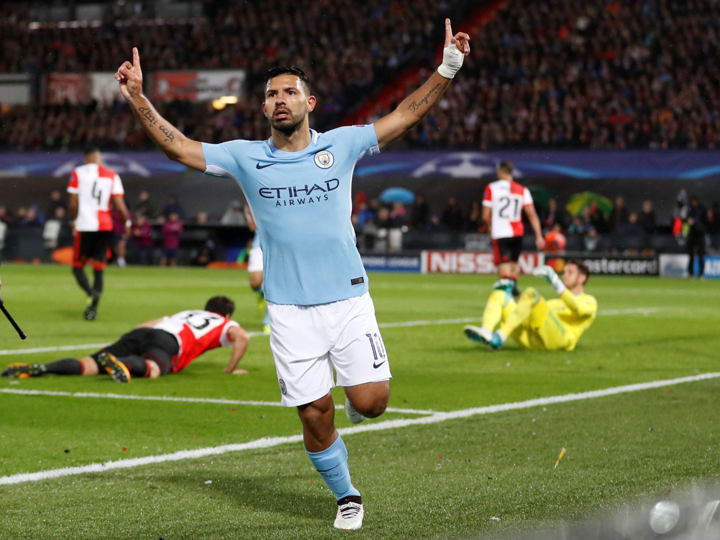 Agüero marcó el segundo en la victoria del Manchester City por 0-4 en Róterdam. (Reuters)