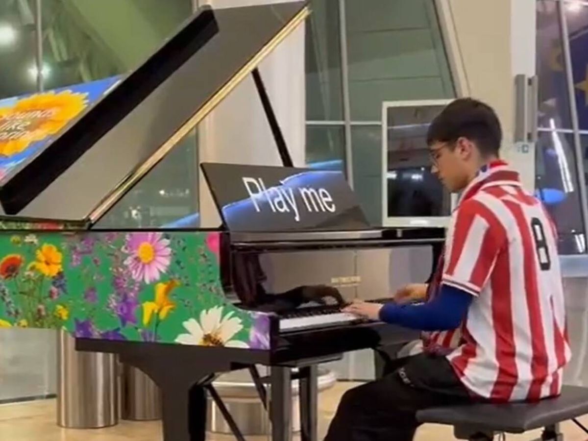 La sorpresa para los aficionados del Atlético al llegar al aeropuerto tras ser eliminados en Champions: así sonó el himno a piano