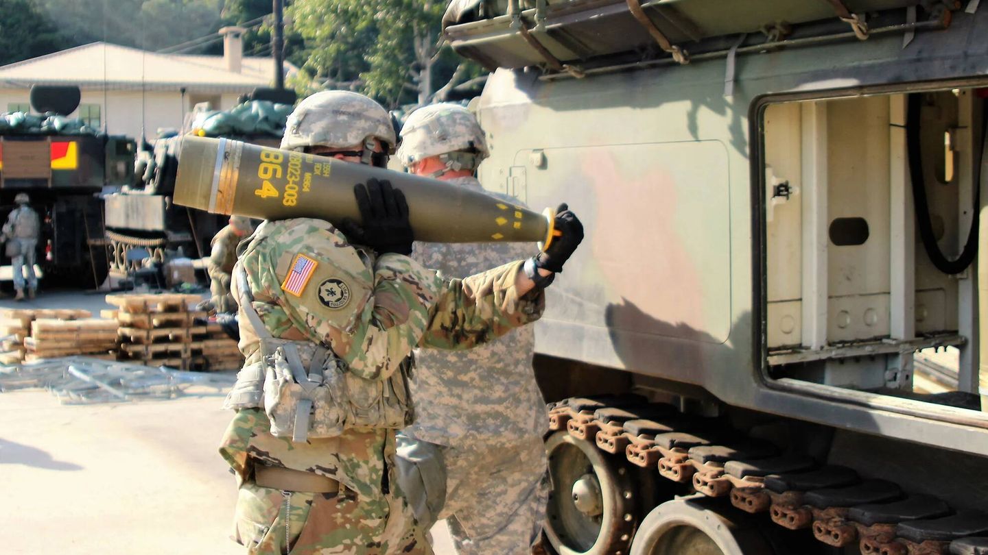Imagen de 2016. Un artillero norteamericano cargando una munición DPICM (tipo cluster) de 155 mm. (US Army)