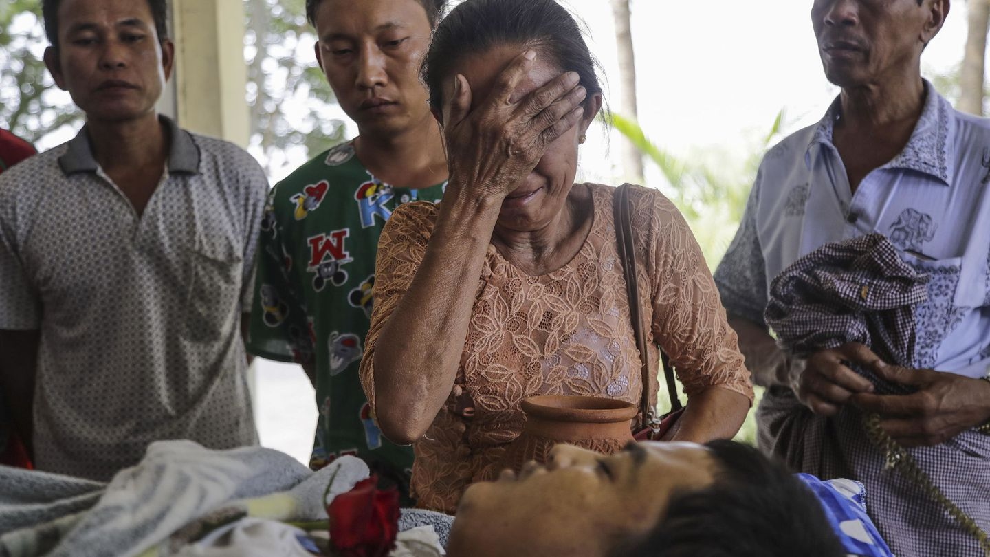 Una mujer llora la muerte de su hijo, abatido por las fuerzas de seguridad en Myanmar. (EFE)
