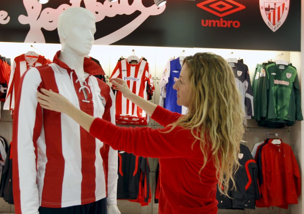 Foto: Una dependienta ajusta a un maniquí una réplica de una camiseta del Athletic. (EFE)