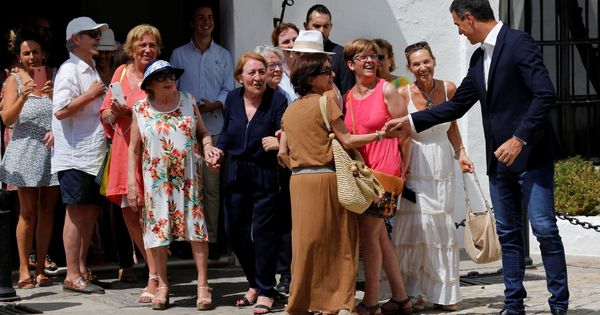 Foto: El presidente del Gobierno, Pedro Sánchez, saluda a unas vecinas de Sanlúcar de Barrameda (Cádiz). (Reuters)