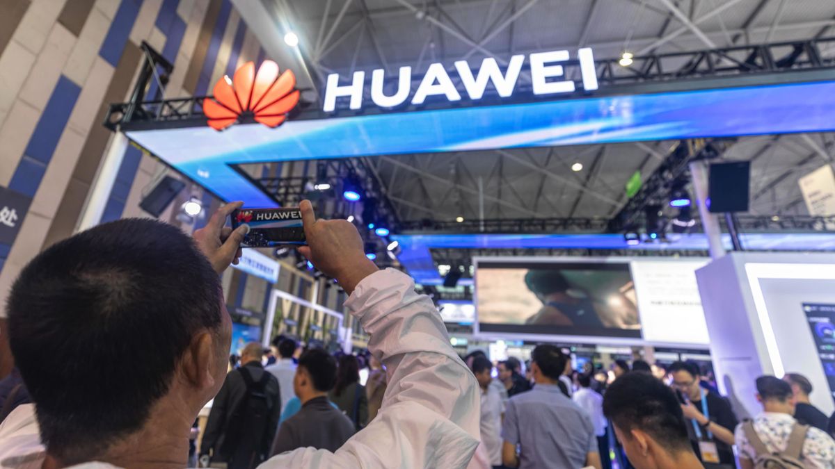 Nuevo desplante a Huawei: denuncia su exclusión "ilegal" de asociaciones del sector