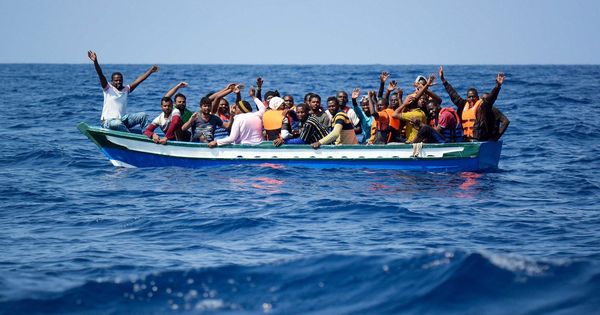 Foto: Fotografía cedida por la ONG SOS Mediterránée de varios inmigrantes siendo rescatados el pasado agosto. (EFE)
