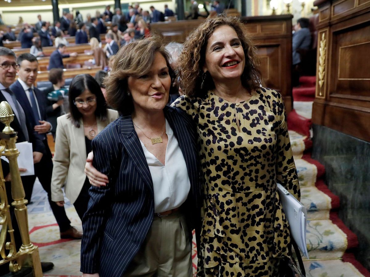 Foto: La ministra de Hacienda, María Jesús Montero, y la vicepresidenta primera, Carmen Calvo, tras la aprobación de la senda de déficit, este 27 de febrero. (EFE)