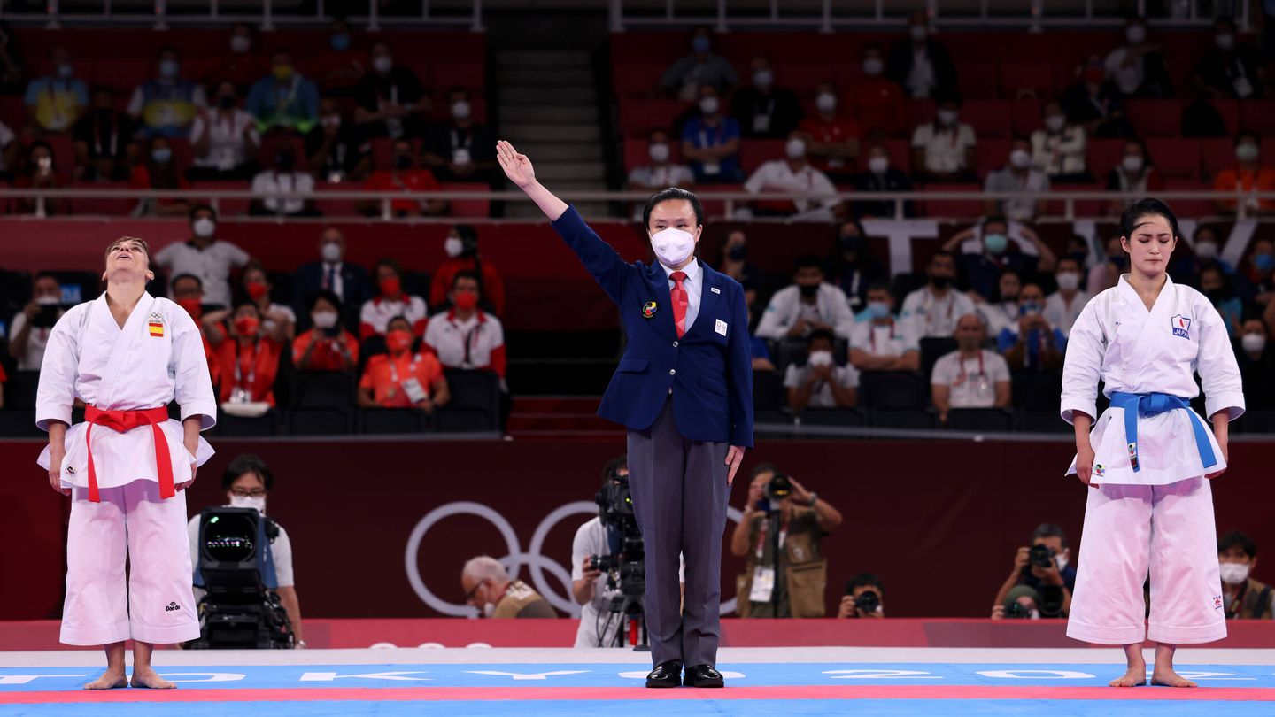 El árbitro señala a Sandra Sánchez como la ganadora del oro en Tokio 2020. (Getty)
