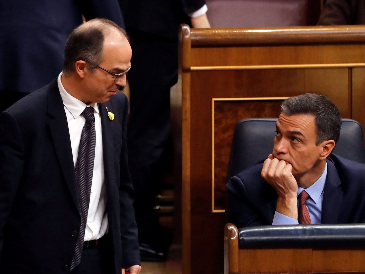 El presidente del Gobierno en funciones, Pedro Sanchez, y el diputado de JxCat en prisión Jordi Turull,en la sesión constitutiva de las nuevas Cortes Generales. EFE 