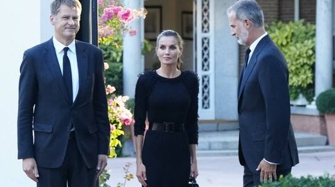 Los reyes Felipe y Letizia rinden homenaje a Isabel II en la embajada 