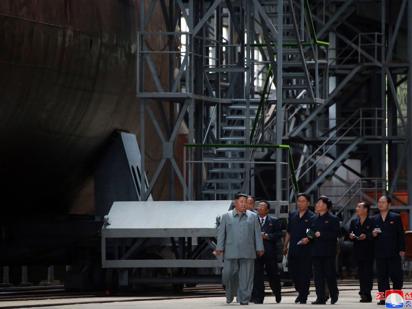 Kim Jong Un pasando revista al nuevo submarino. (EFE/KCNA)