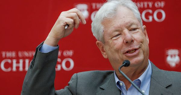 Foto: Richard Thaler, en una conferencia tras conocer que ha ganado el Nobel. (Reuters)