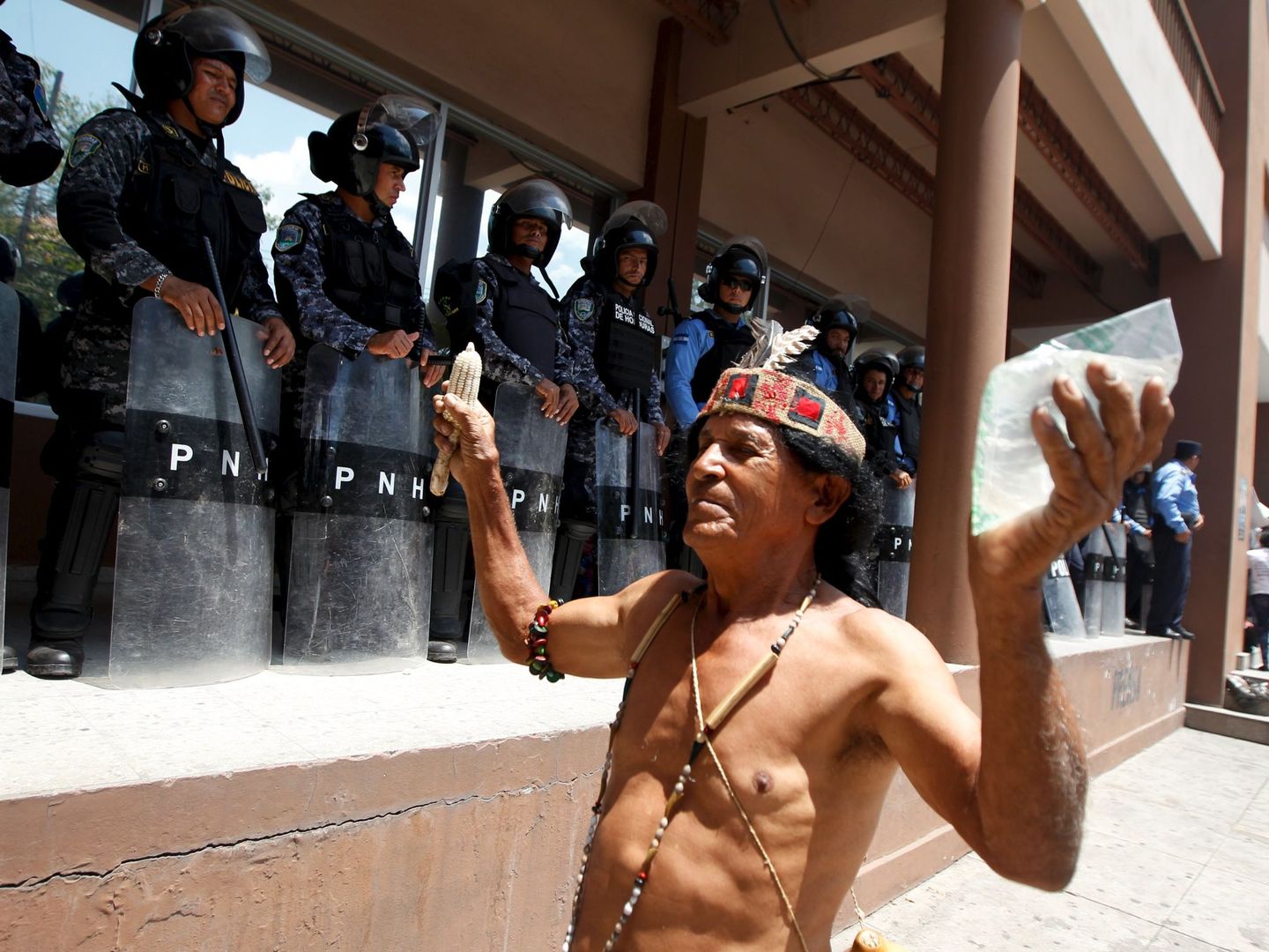 Un indígena lanza consignas a la policía durante una protesta por el asesinato de Berta Cáceres en Tegucigalpa, el 17 de marzo de 2016 (Reuters)