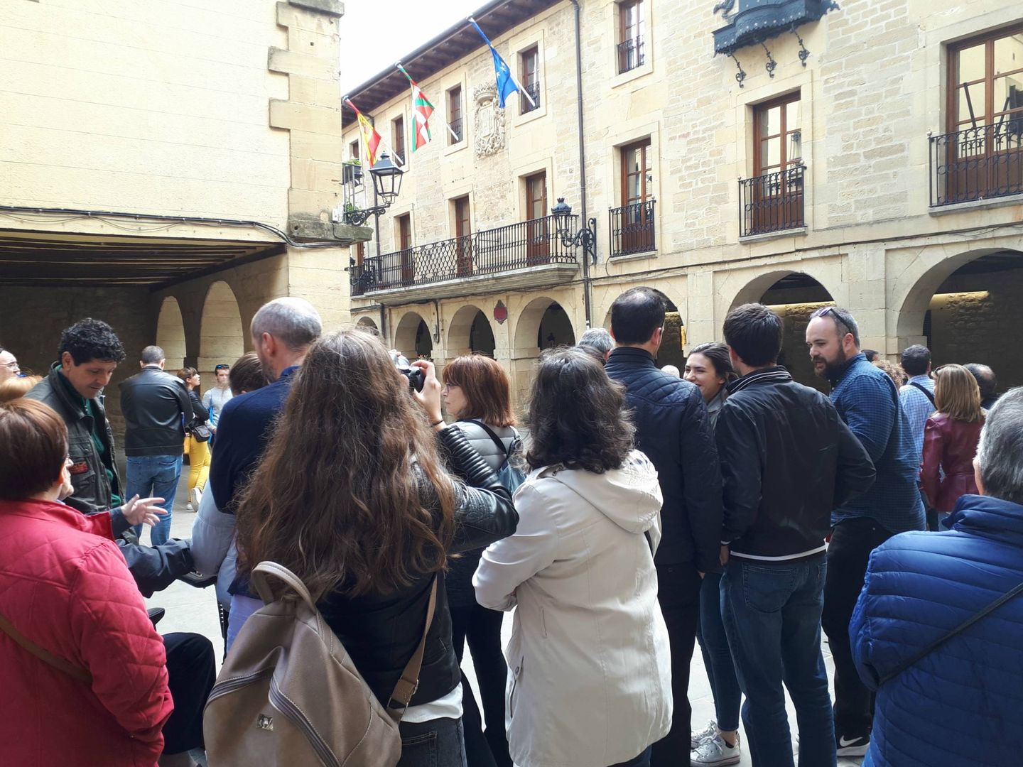 Numerosos turistas junto a la casa consistorial de Laguardia. (J.M.A.)