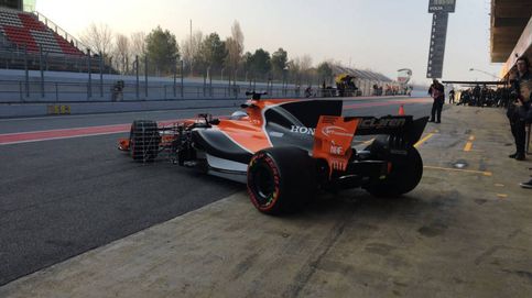 Alonso vuelve a rodar tras los problemas en el McLaren en la vuelta de instalación