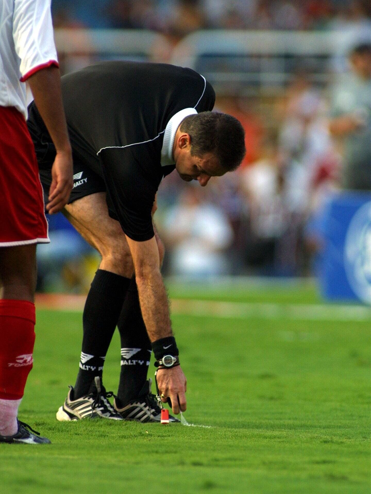 Un árbitro utiliza el spray en Brasil en el año 2001. Ese país fue el primero en implantar su uso. (Action Images)