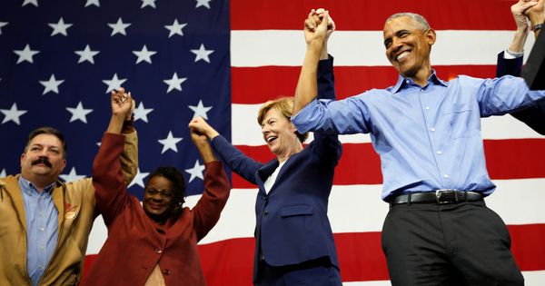 Foto: El expresidente Barack Obama anima al público durante un acto de campaña de candidatos demócratas en Wisconsin. (Reuters) 