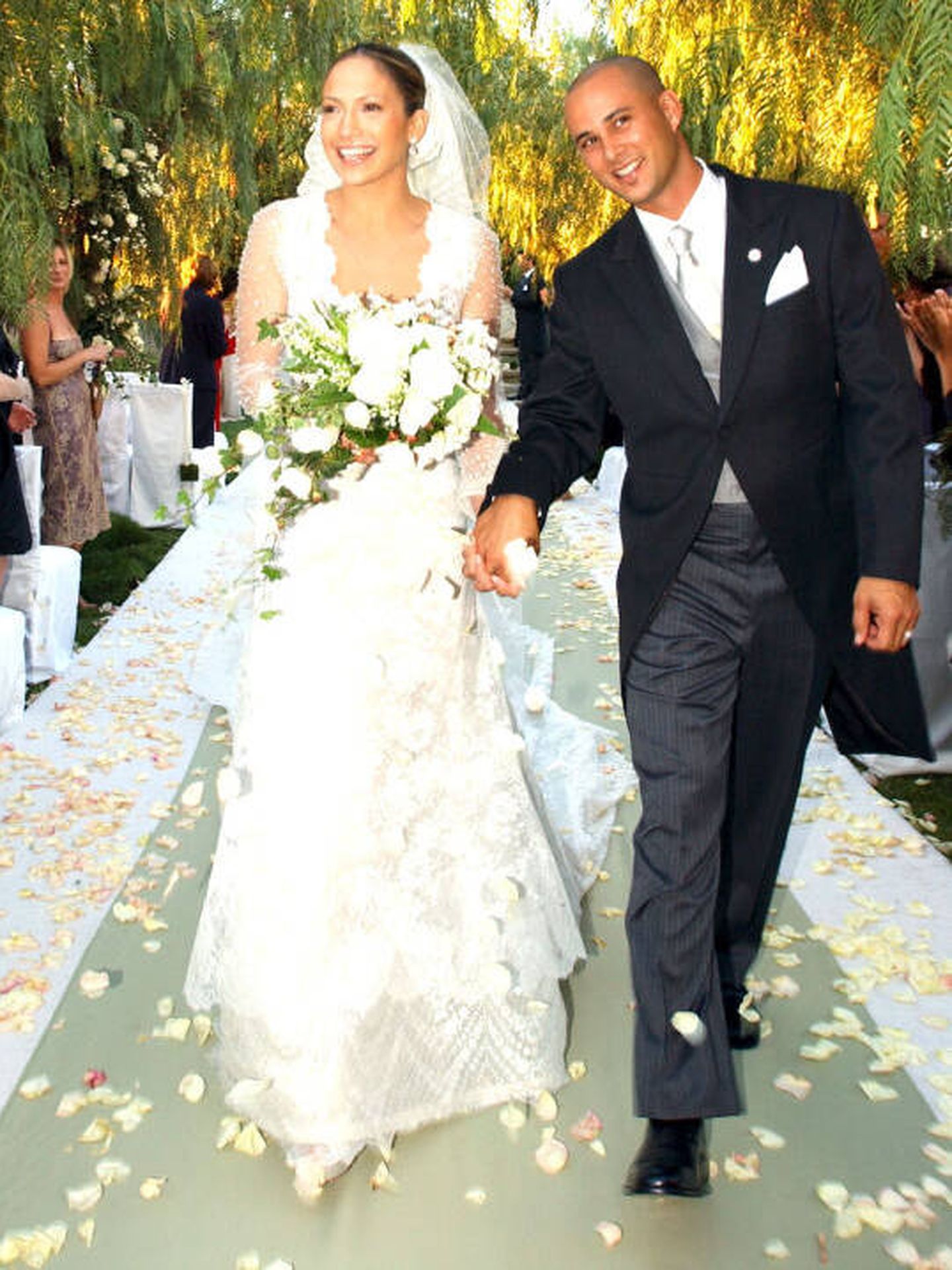 Jennifer Lopez, en su segunda boda con un diseño de Valentino. (Getty)