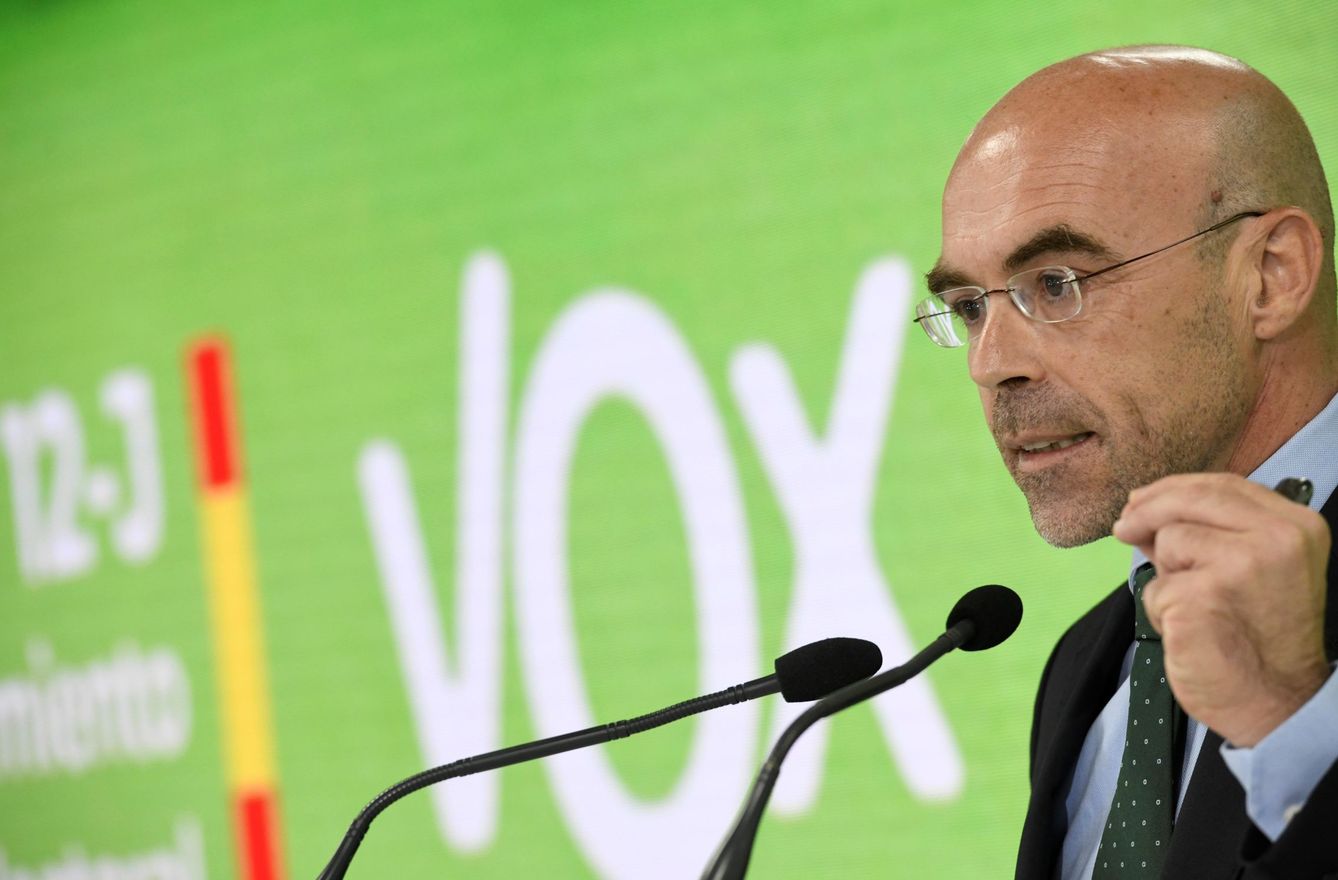 El portavoz de Vox, Jorge Buxadé, durante la rueda de prensa que ha ofrecido desde la sede del partido. (EFE)