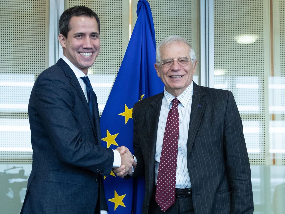 Foto: El alto representante de la Unión Europea para la Política Exterior, Josep Borrell (d), junto a Guaidó, en enero de 2020. (EFE)