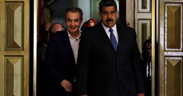 Foto: El expresidente Zapatero junto a Maduro en Caracas. (Reuters)