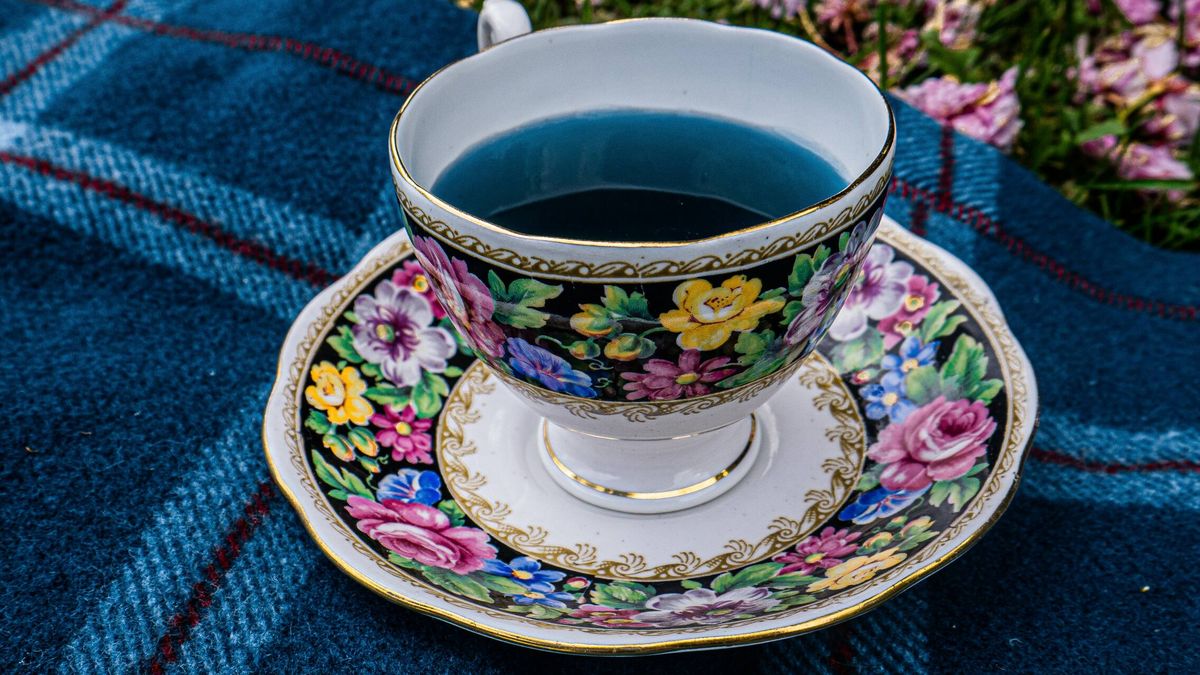 Todos los beneficios y desventajas del té azul (y su receta) 