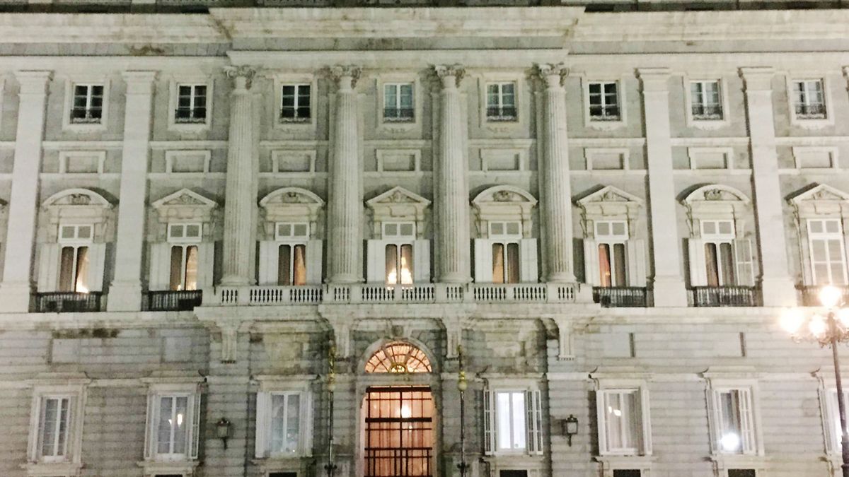 Felipe VI lleva el discurso navideño al Palacio Real para reforzar un mensaje histórico