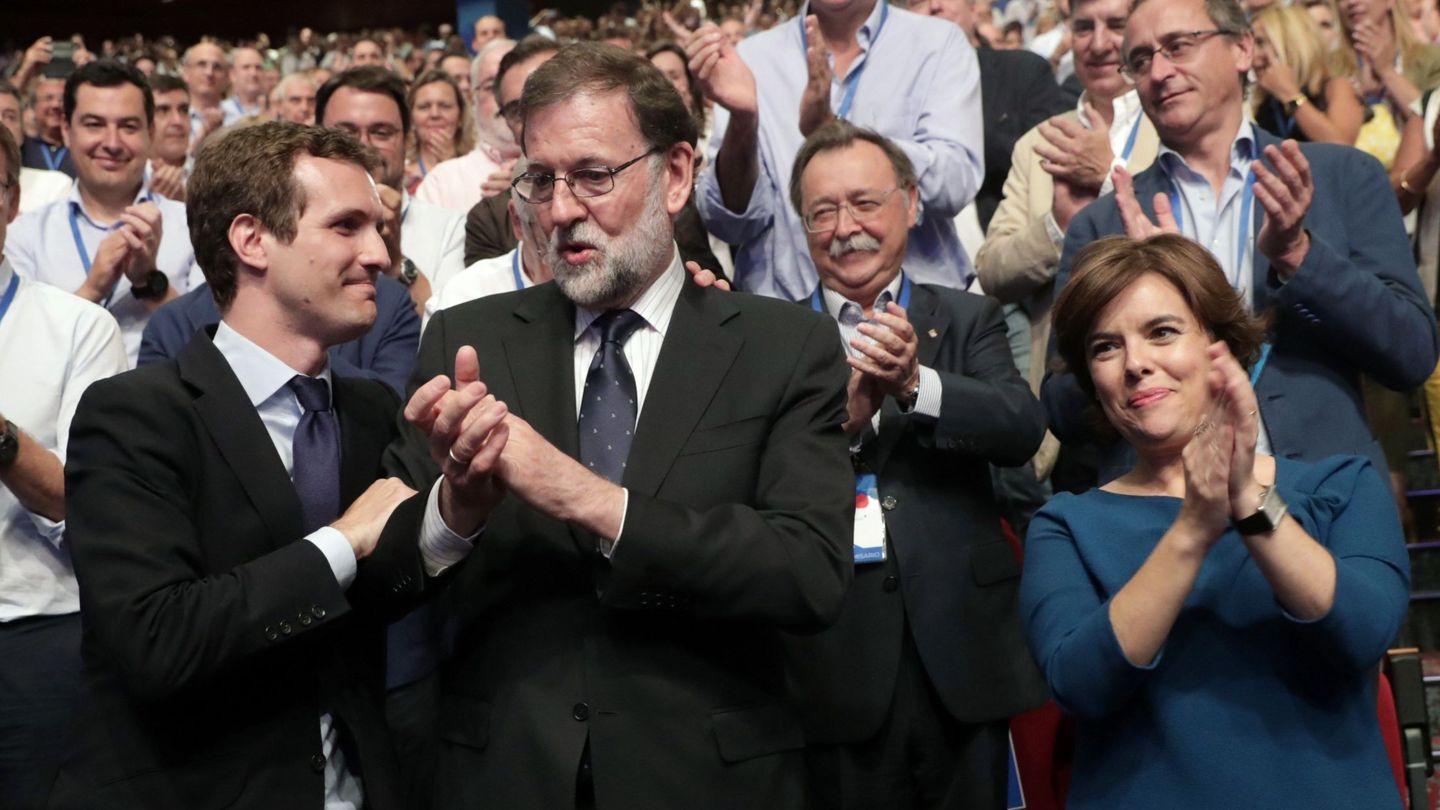 Pablo Casado, nuevo líder del PP, con el expresidente Mariano Rajoy y su contrincante en el congreso popular, Soraya Sáenz de Santamaría, el pasado 21 de julio en Madrid. (EFE)