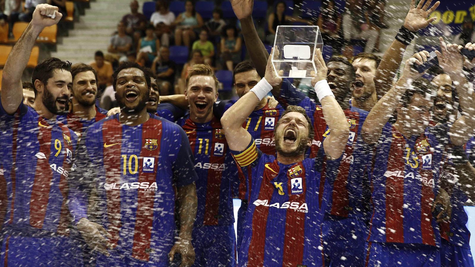 Foto: El Barcelona inauguró la temporada con el título de la Supercopa (Jesús Diges/EFE)