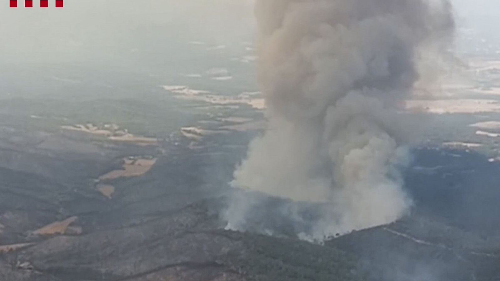 Fin del confinamiento por el incendio de La Bisbal, mientras los bomberos alertan de un "día complicado"