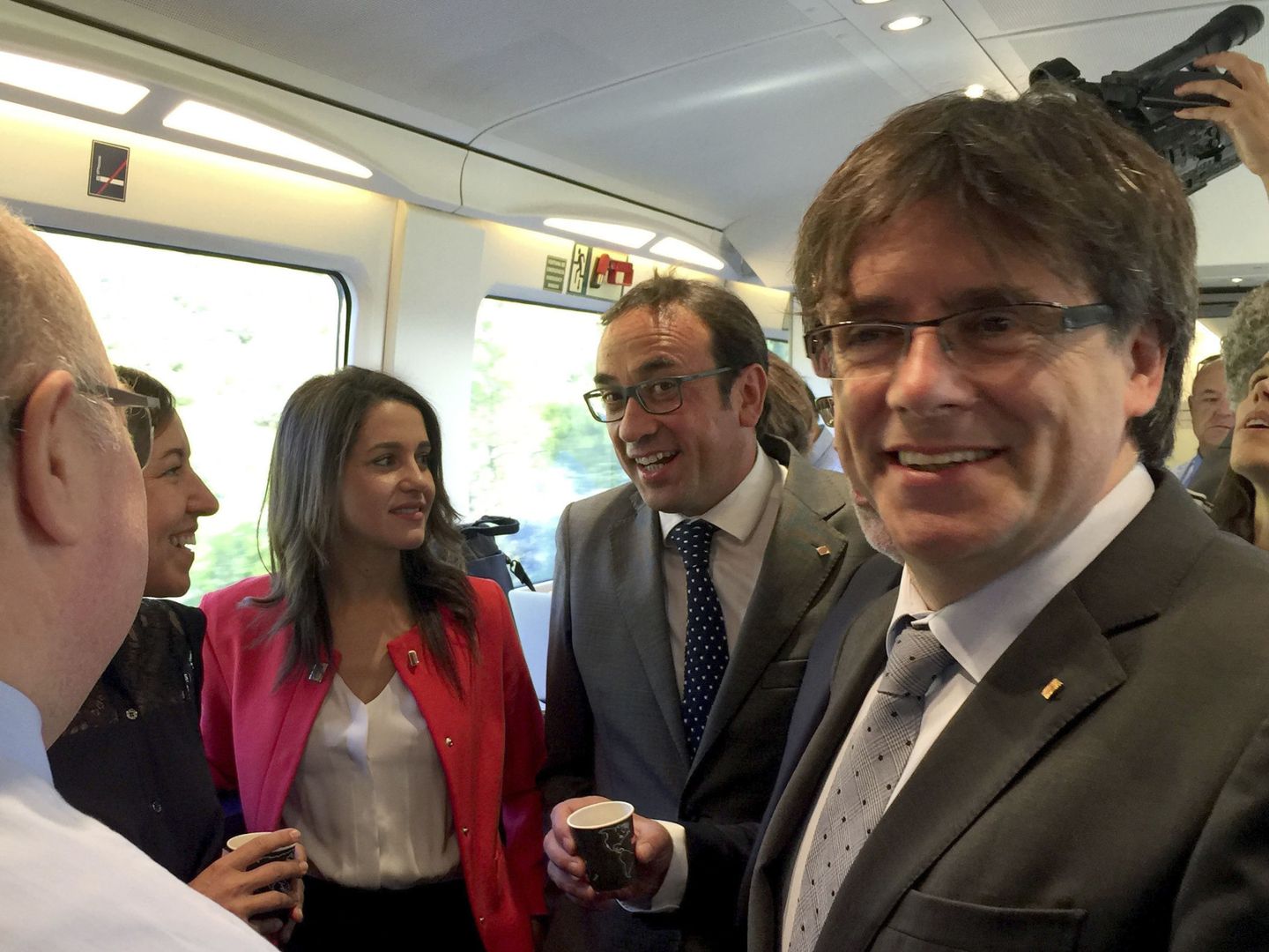 Arrimadas, con el conseller de Infraestructuras, Josep Rull, y Puigdemont en el tren Barcelona-Valencia. (C's)