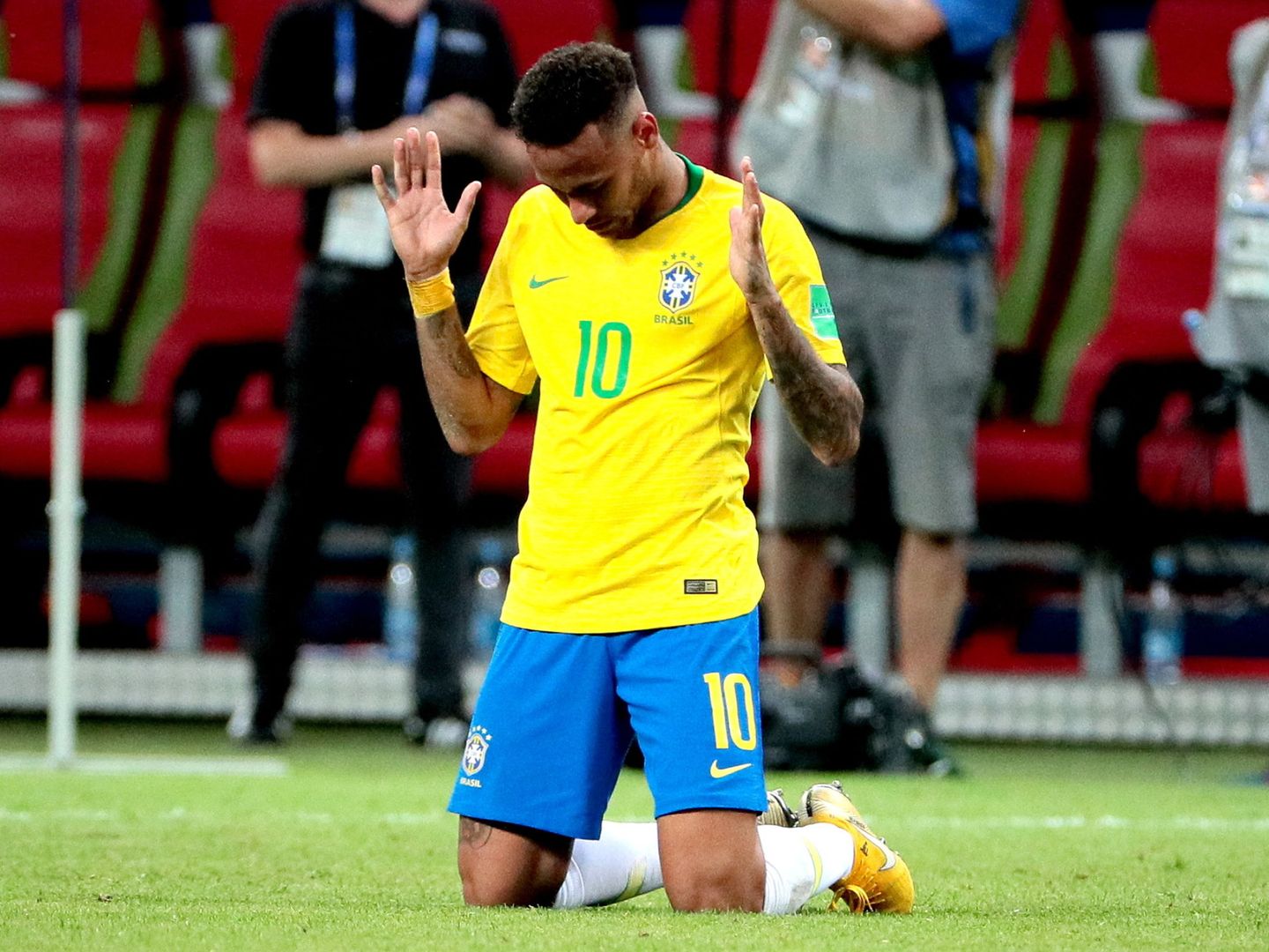Neymar se arrodilla tras un partido con Brasil. (EFE)