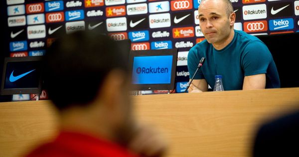 Foto: Andrés Iniesta, en la rueda de prensa en la que da a conocer su decisión de no seguir en el Barça. (EFE)