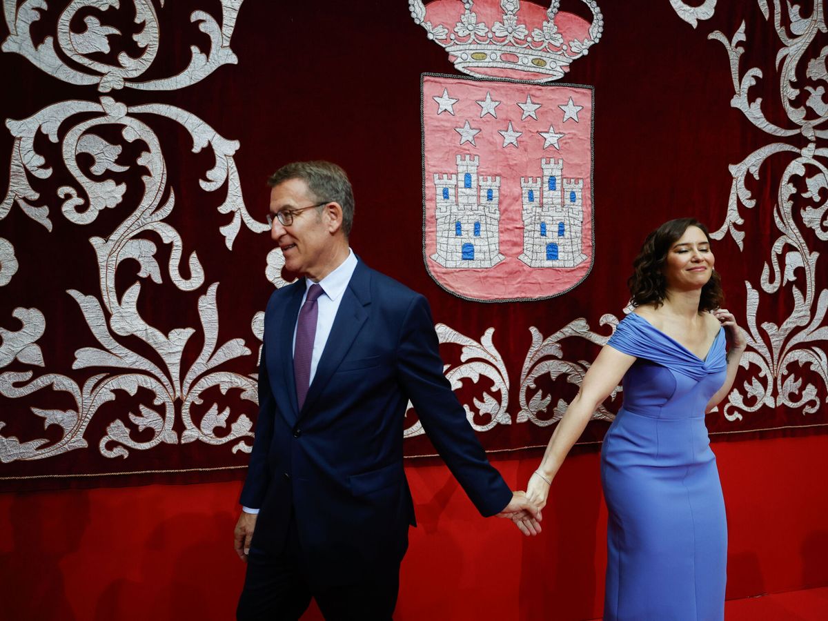 Foto: Alberto Núñez Feijóo e Isabel Díaz Ayuso, en la toma de posesión de la presidenta madrileña. (EFE/Javier Lizón)