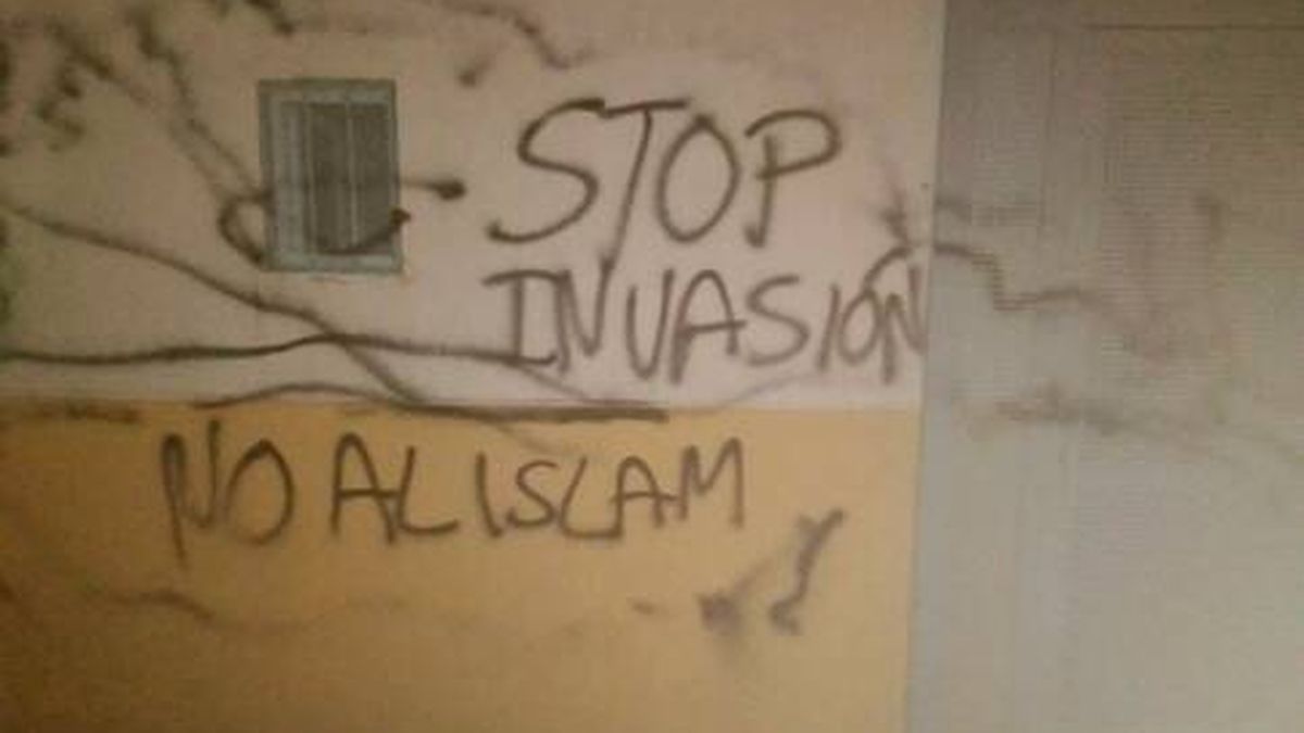 Dejan una cabeza de cerdo y hacen pintadas racistas en una mezquita de Murcia