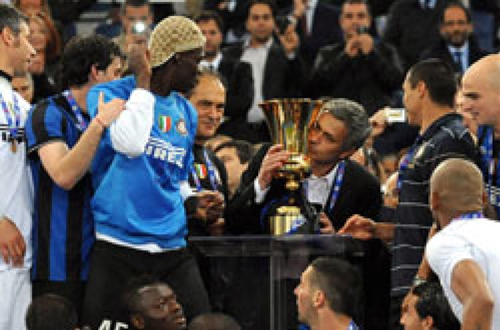 Foto: Mourinho gana la Copa... ¿antepenúltimo título con el Inter?