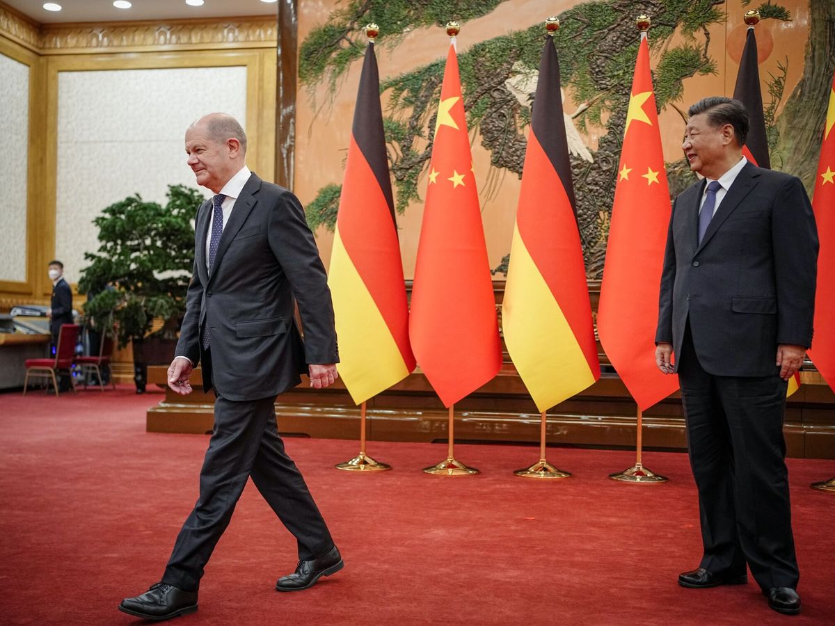 Foto: El presidente de China, Xi Jinping (dcha.), recibe al canciller alemán, Olaf Scholz (izq.), en el Salón Este del Gran Salón del Pueblo de Pekín, China. (EFE / Kay Nietfeld)