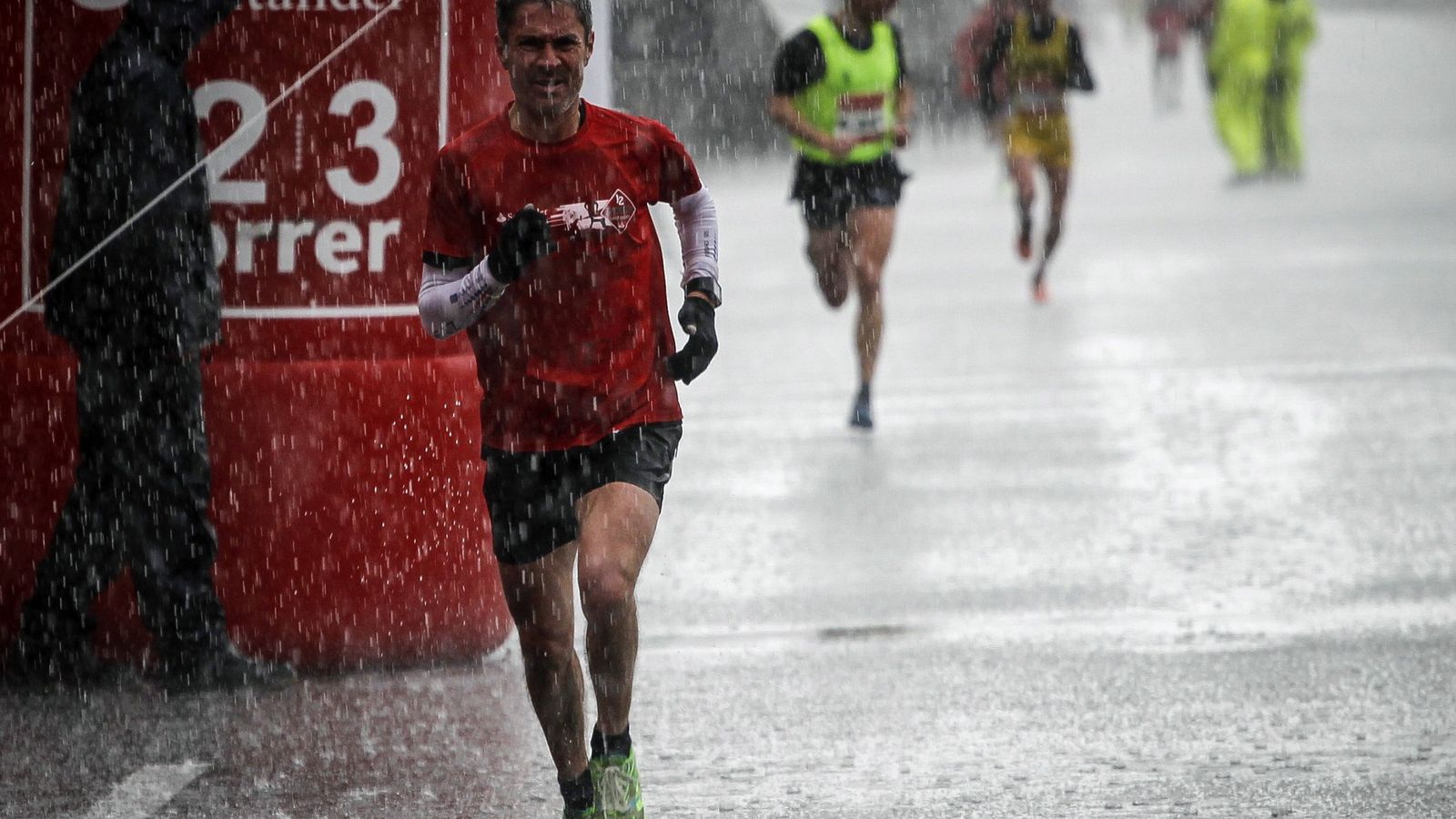 Foto: Martín Fiz en la media maratón de Santander de 2016 (EFE)