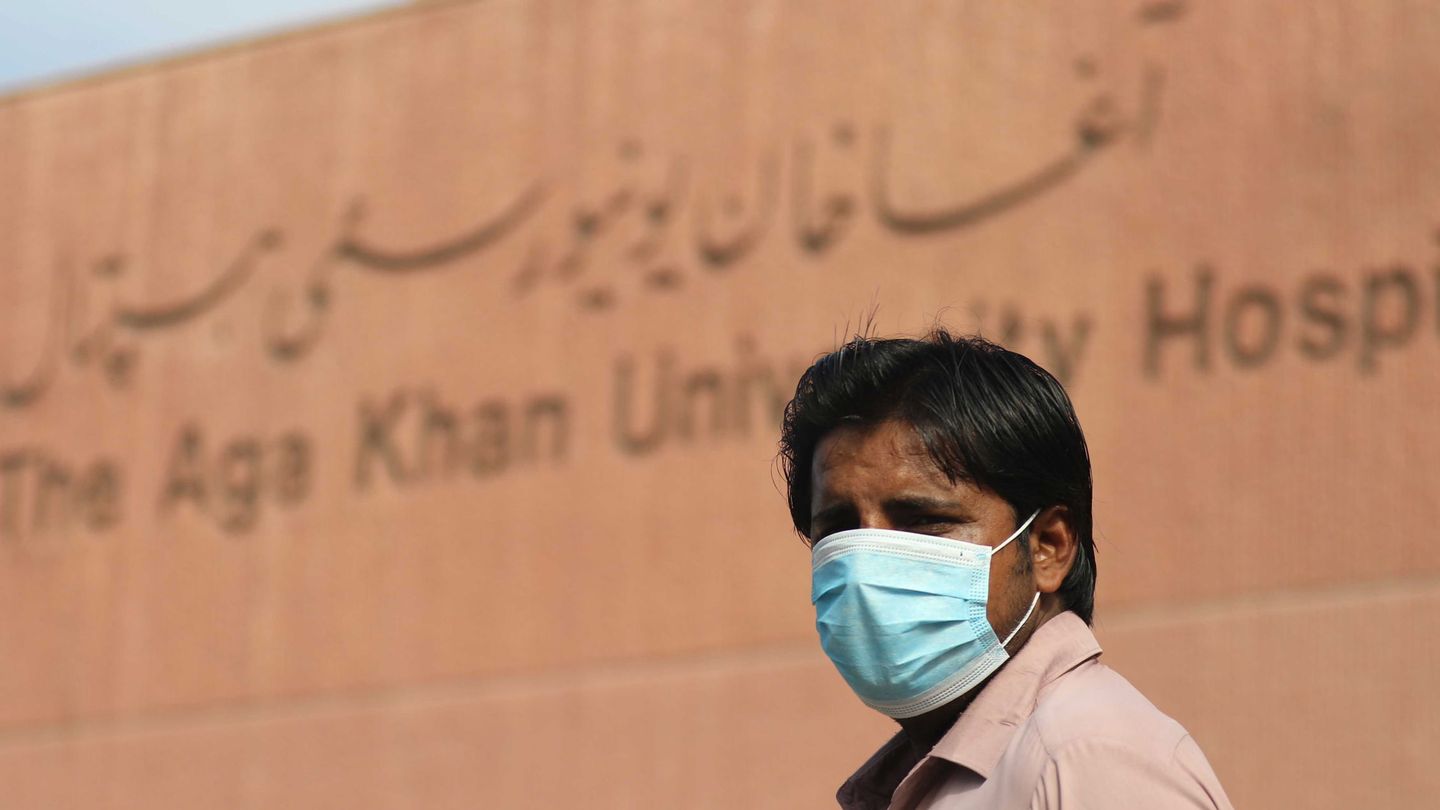Un hombre con mascarilla en el Hospital Universitario Aga Khan en Karachi, Pakistán. (EFE)