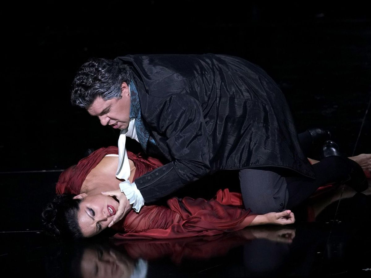 Foto: Anna Yúrievna Netrebko y el barítono italiano Luca Salsi, durante su interpretación de la opera 'Tosca', de Giacomo Puccini, en el Teatro Real de Madrid. (EFE) 
