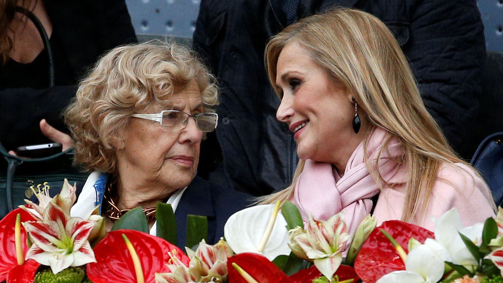 Foto: Manuela Carmena (i), alcaldesa de Madrid junto a Cristina Cifuentes en una imagen de archivo. (Reuters)