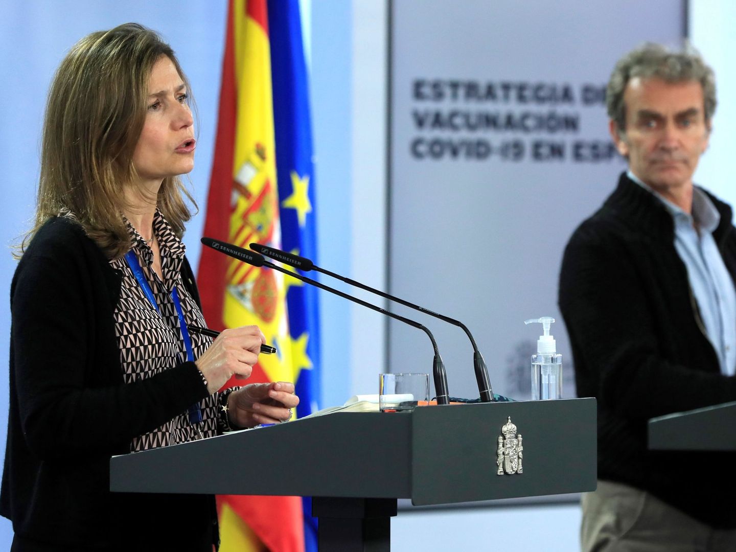 María Jesús Lamas y Fernando Simón, durante una rueda de prensa ofrecida en el Palacio de la Moncloa. (EFE)