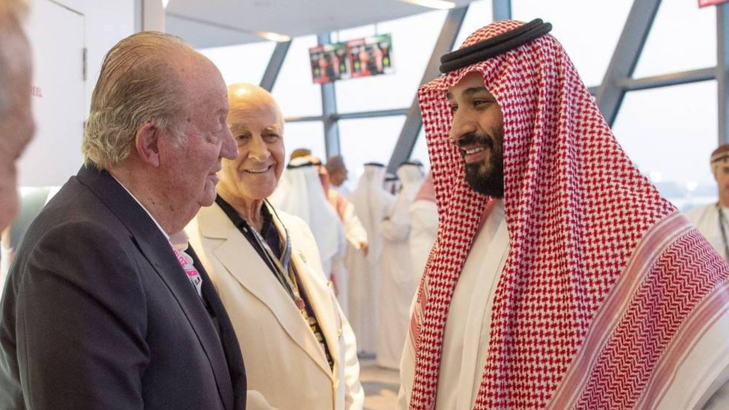 Mohammad Bin Salman saluda al rey emérito Juan Carlos en noviembre de 2018. (EFE)