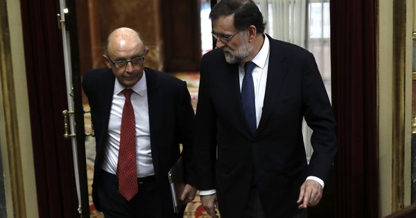 Foto: El presidente del Gobierno, Mariano Rajoy, y el ministro de Hacienda y Función Pública, Cristóbal Montoro, entran en el hemiciclo del Congreso. (EFE)