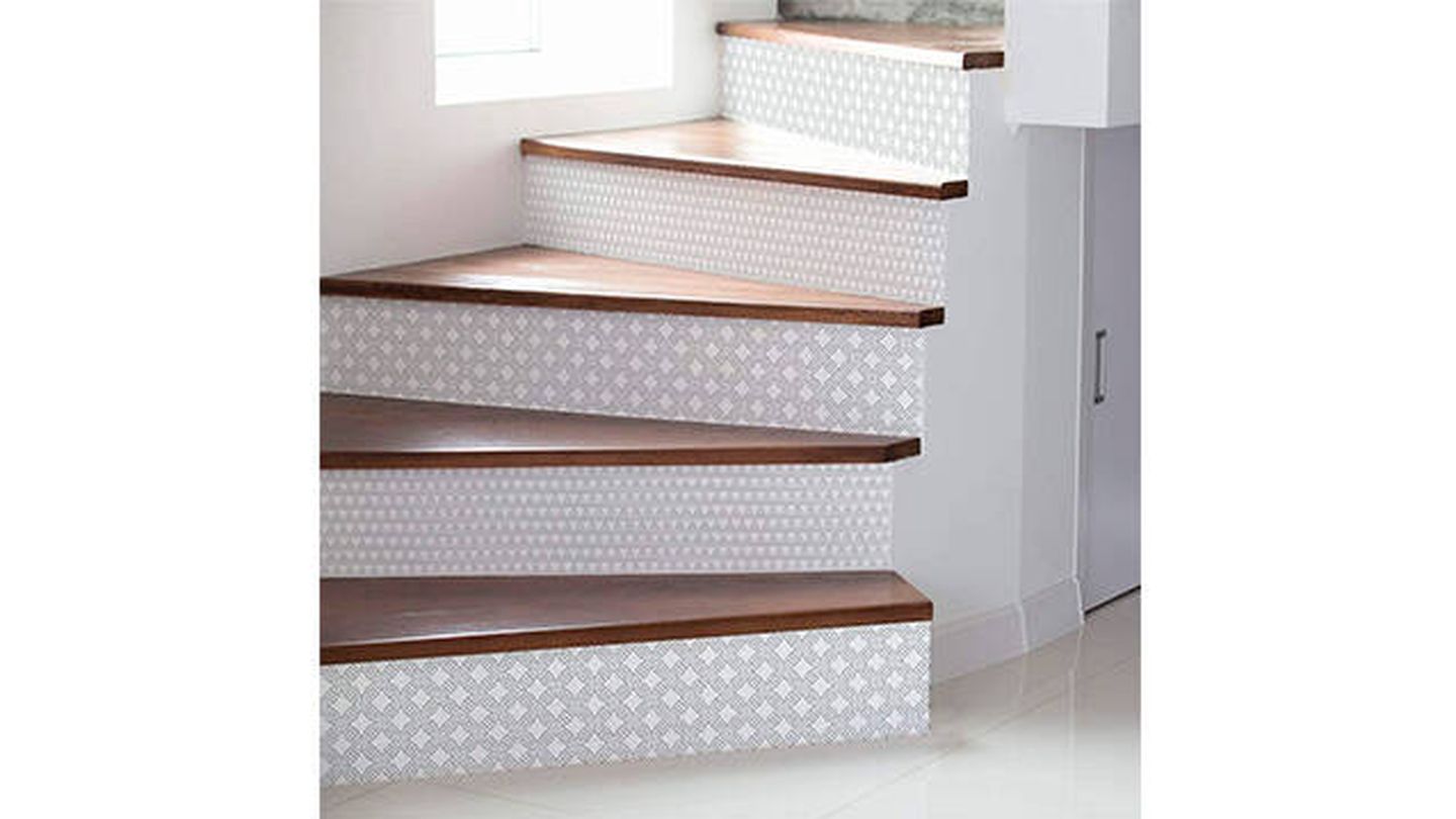 Triunfa decorando el de escaleras con vinilos adhesivos